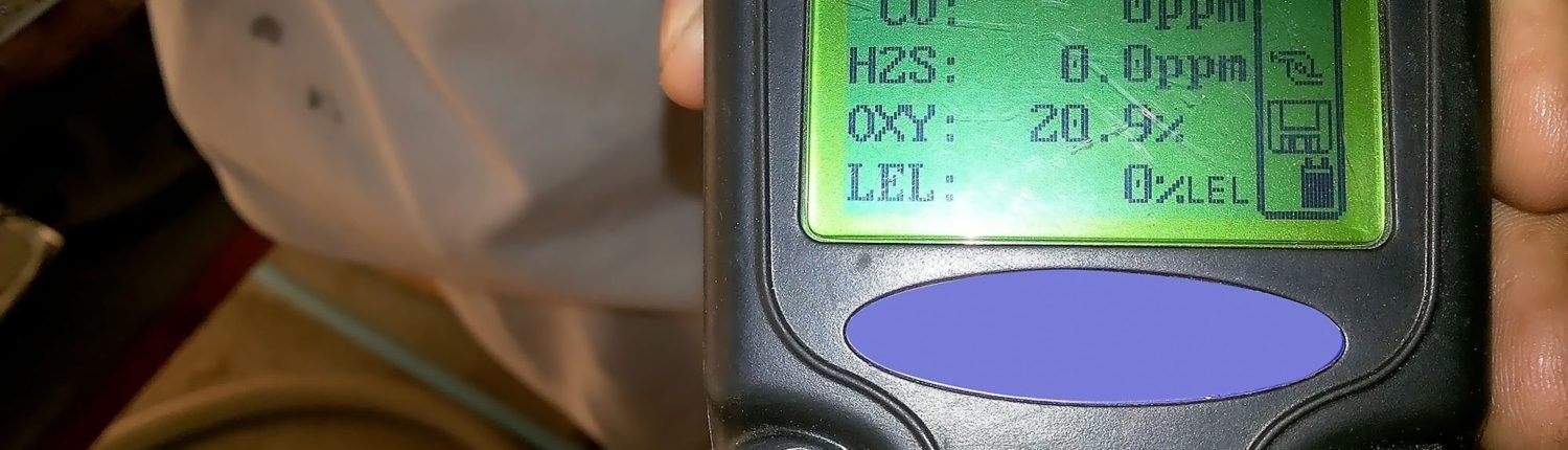 Working,In,Confined,Spaces,Measuring,Air,Before,Going,To,Work. Oxygen Analyser Calibration