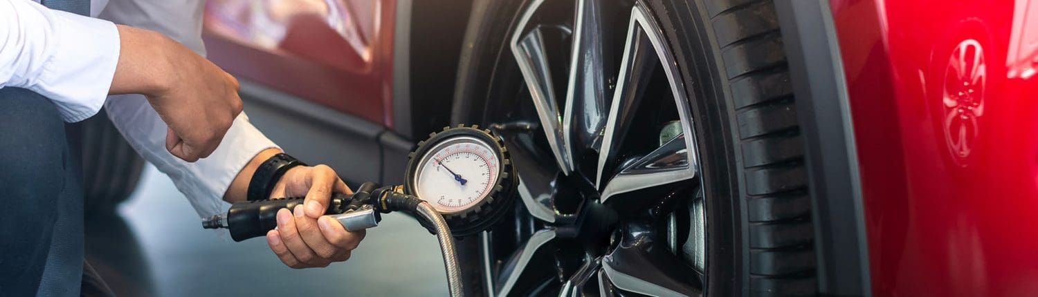 Asian,Man,Car,Inspection,Measure,Quantity,Inflated,Rubber,Tires,Car.close Tyre Pressure Gauges Calibration