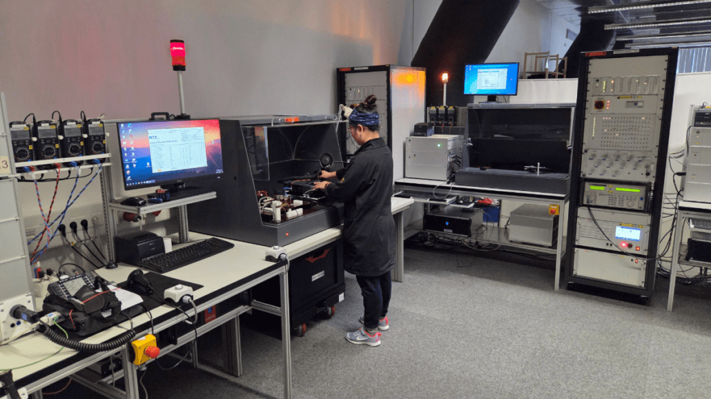 Calibrationhouse, Labor